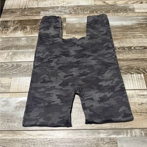 Spanx Look At Me Now Seamless Black Camo Leggings Size M Women’s Gym Yoga